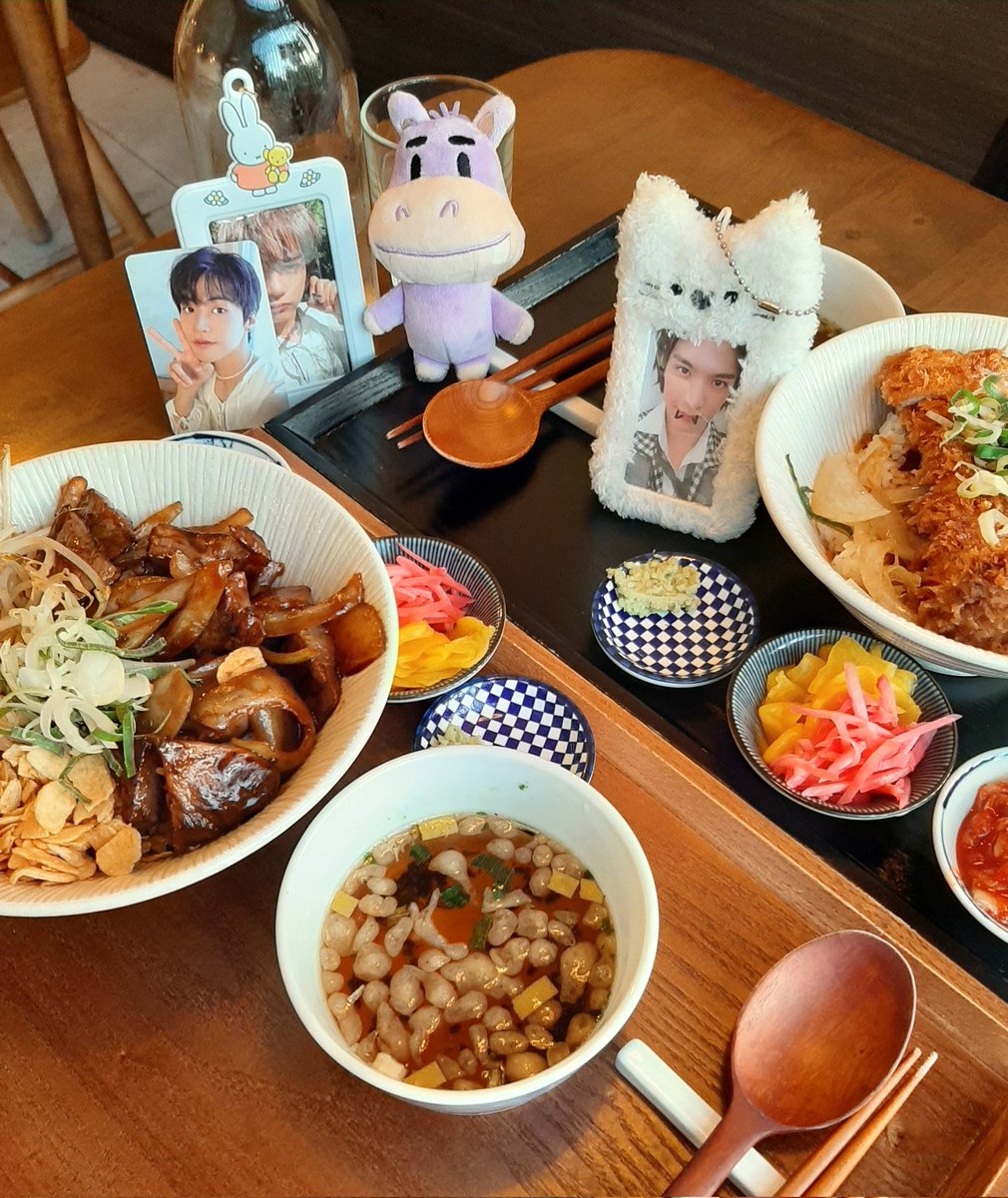 _onesungE's tweet photo. 옥수역 귀신 보기 전 덮밥🤭
#승짱_JMT니까_먹어봐
#재현아_맛있겠지_김재현이요 https://t.co/3rF5dkwWZA