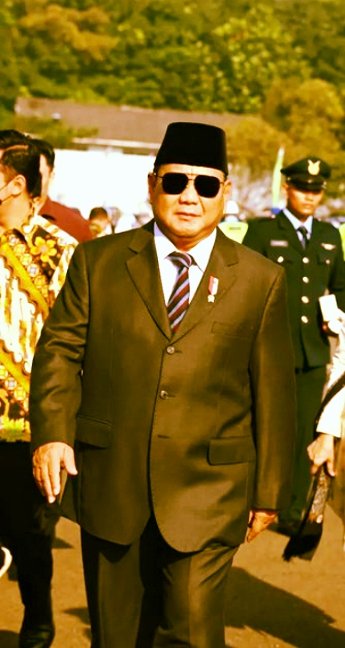 2009 ketika beliau maju,tidak ada kebisingan sedikit pun.
2014 dan 2019,kebisingan itu datang dari segala penjuru. Jangankan jatuh,goyah pun beliau tidak. Beliau tetap berdiri tegak sampai saat ini.

2024 nanti,insya allah beliau akan kembali "menjemput"takdirnya untuk