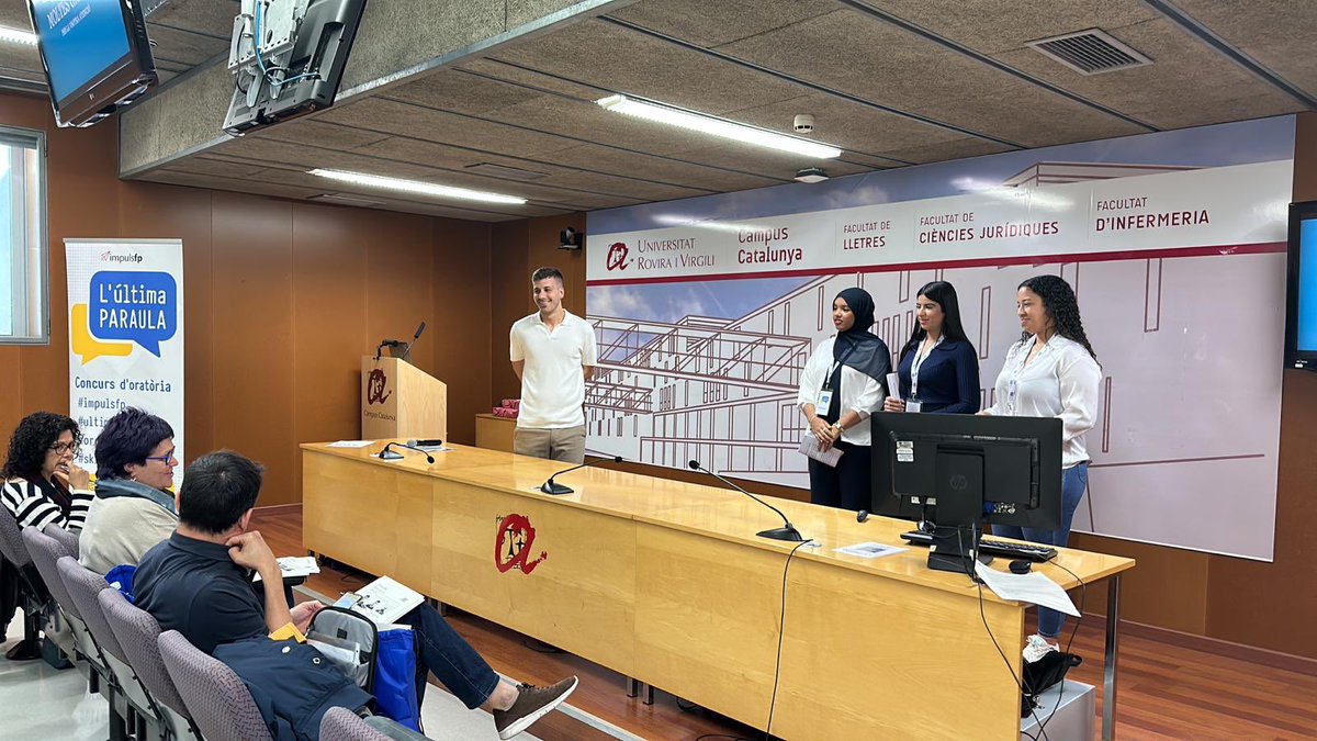 Els alumnes han acabat les presentacions i el jurat es retira a acabar de deliberar entre tots els projectes presentats.
<a href="/educaciocat/">Educació</a> <a href="/catFPx/">@catFPx</a> <a href="/ICEURV/">ICE-URV</a> 
#impulsfp #ultimaparaula #orgullFP #skillscomunicacio