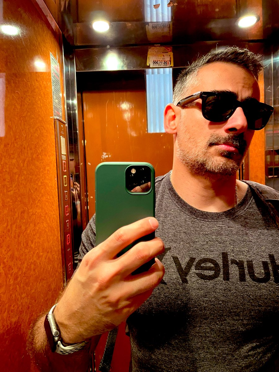 S_Guts's tweet photo. #elevatorselfie https://t.co/OJfVJIR85z