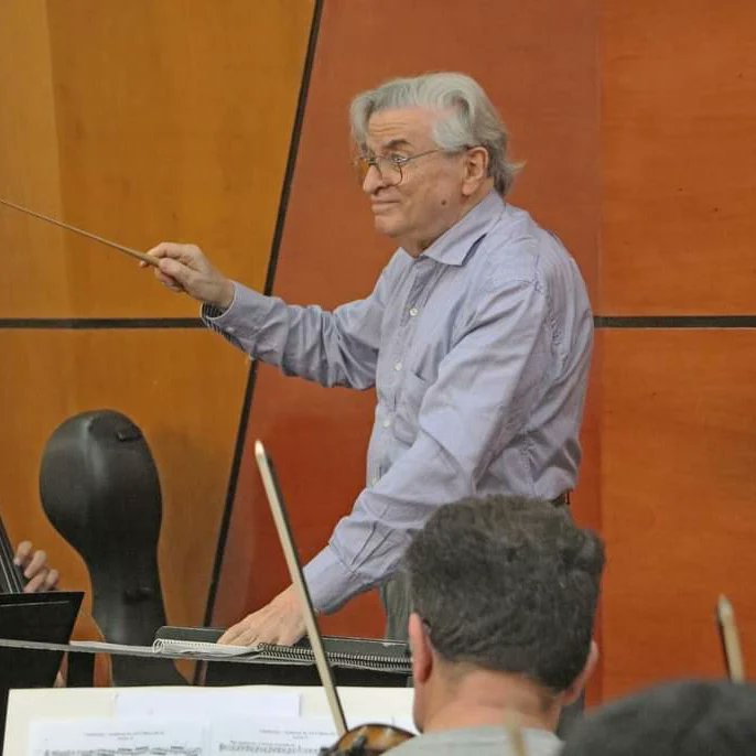 EstebanBenzecry's tweet photo. Les comparto unas hermosas imágenes. Tengo la gran satisfacción ver a mi padre #MarioBenzecry ensayando mi #OberturaTanguera de #EstebanBenzecry
El concierto sera el 20 de abril con la Orquesta Sinfónica Nacional del Paraguay.
Obras de #Haydn y #Tchaikovsky https://t.co/Sk5UYViXhb