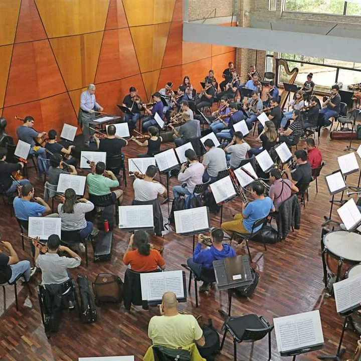 EstebanBenzecry's tweet photo. Les comparto unas hermosas imágenes. Tengo la gran satisfacción ver a mi padre #MarioBenzecry ensayando mi #OberturaTanguera de #EstebanBenzecry
El concierto sera el 20 de abril con la Orquesta Sinfónica Nacional del Paraguay.
Obras de #Haydn y #Tchaikovsky https://t.co/Sk5UYViXhb