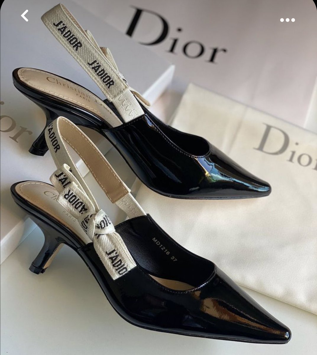 VictoireTN's tweet photo. Les chaussures à bout pointu c’est joli seulement quand le talon est haut vraiment haut , sinon les talons de 3cm avec bout pointu là ça reste pour les mamies , c’est moche et personne ne pourra me convaincre du contraire https://t.co/l5sCPMKgV4