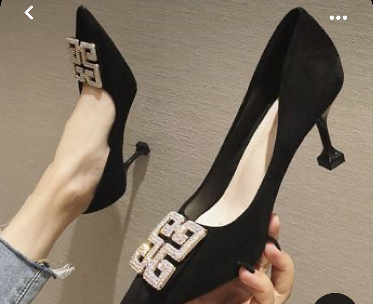 VictoireTN's tweet photo. Les chaussures à bout pointu c’est joli seulement quand le talon est haut vraiment haut , sinon les talons de 3cm avec bout pointu là ça reste pour les mamies , c’est moche et personne ne pourra me convaincre du contraire https://t.co/l5sCPMKgV4