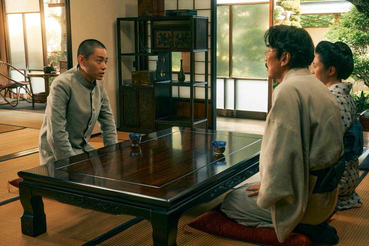 Ginga_Movie2023's tweet photo. #銀河鉄道の父日誌 𓂃🖊️

【再現された宮沢家】
物語の中心「宮沢家」。実在したのは岩手県花巻市🌸
しかし現在は古い町並みがほとんど残っておらず、日本各地の物件を調査し、岐阜県恵那市の木村邸で、政次郎が営む質屋と古着屋の“店舗側”を、勝川家で一家が暮らす“住まい側”が撮影されています🎥 https://t.co/zV2OjSxTxY