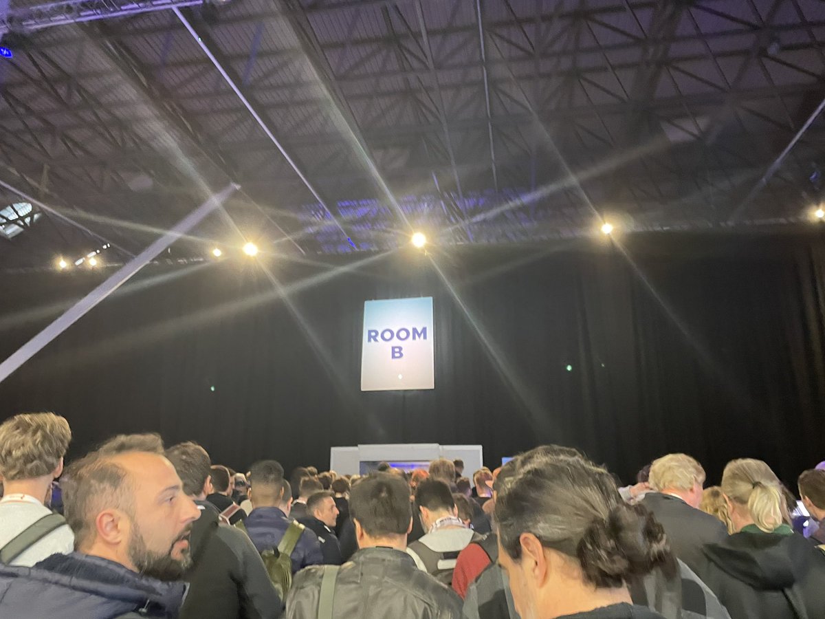 ksudate's tweet photo. 入場規制かかって入れなかった
#KubeConEU https://t.co/Jq0wX46A80