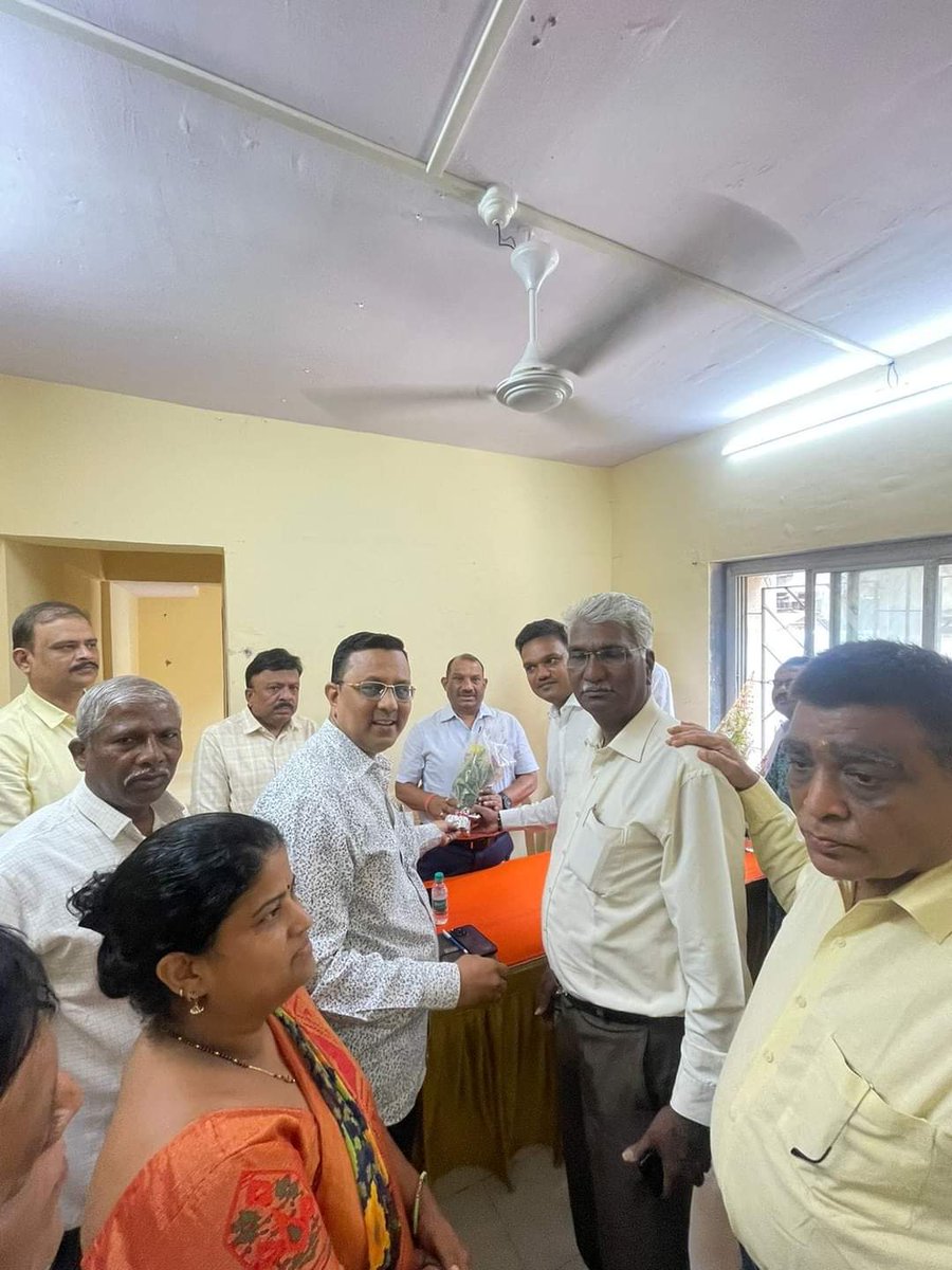 kpvikassamiti's tweet image. कामाठीपुरा पुनर्विकासाला गती देण्यासाठी आज म्हाडा ने कामाठीपुरा चौथी गल्ली येथे कार्यालयाचे उद्घाटन करण्यात आले त्याप्रसंगी म्हाडा कार्यकारी अध्यक्ष श्री अरुण डोंगरे साहेब व स्थानिक आमदार श्री अमीन पटेल साहेब उपस्थित होते.#mhada #cmomaharashtra #devendrafadavnis #aminpatel .