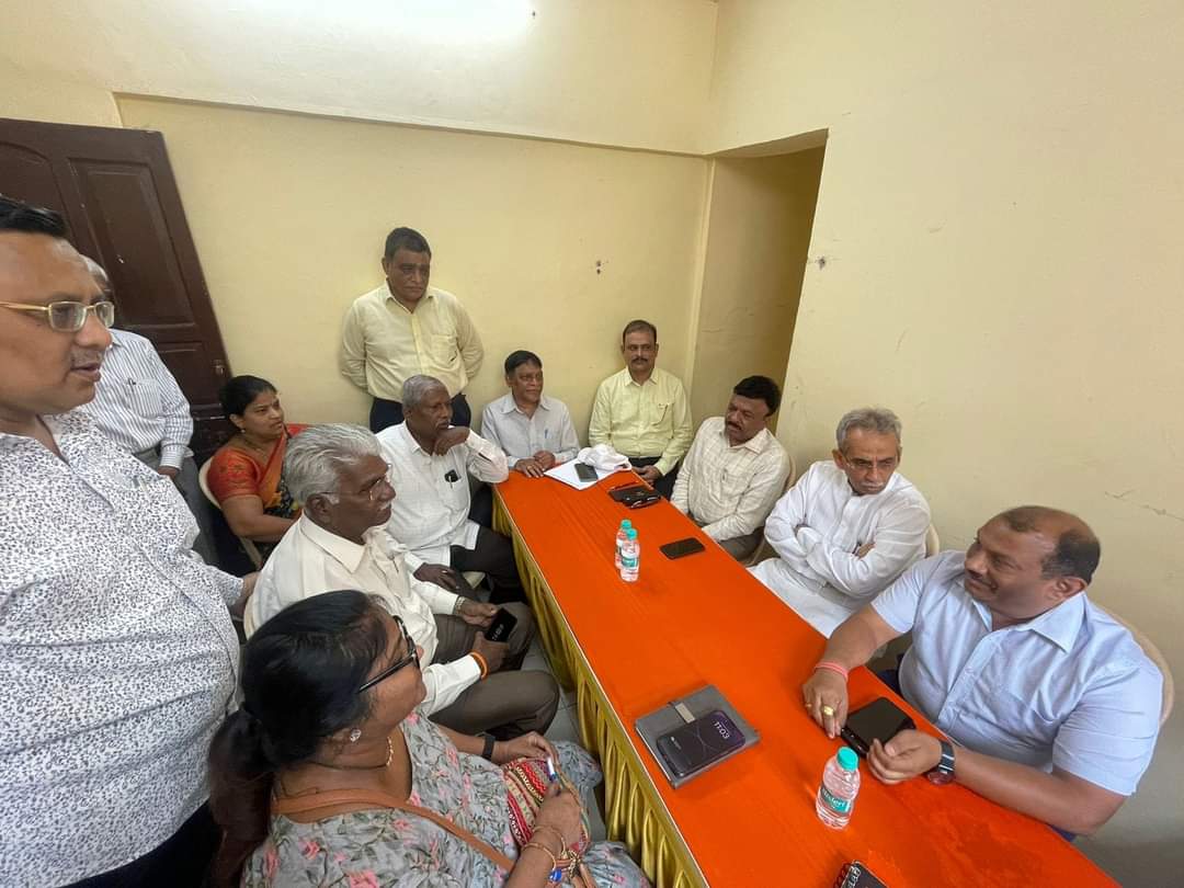 kpvikassamiti's tweet image. कामाठीपुरा पुनर्विकासाला गती देण्यासाठी आज म्हाडा ने कामाठीपुरा चौथी गल्ली येथे कार्यालयाचे उद्घाटन करण्यात आले त्याप्रसंगी म्हाडा कार्यकारी अध्यक्ष श्री अरुण डोंगरे साहेब व स्थानिक आमदार श्री अमीन पटेल साहेब उपस्थित होते.#mhada #cmomaharashtra #devendrafadavnis #aminpatel .