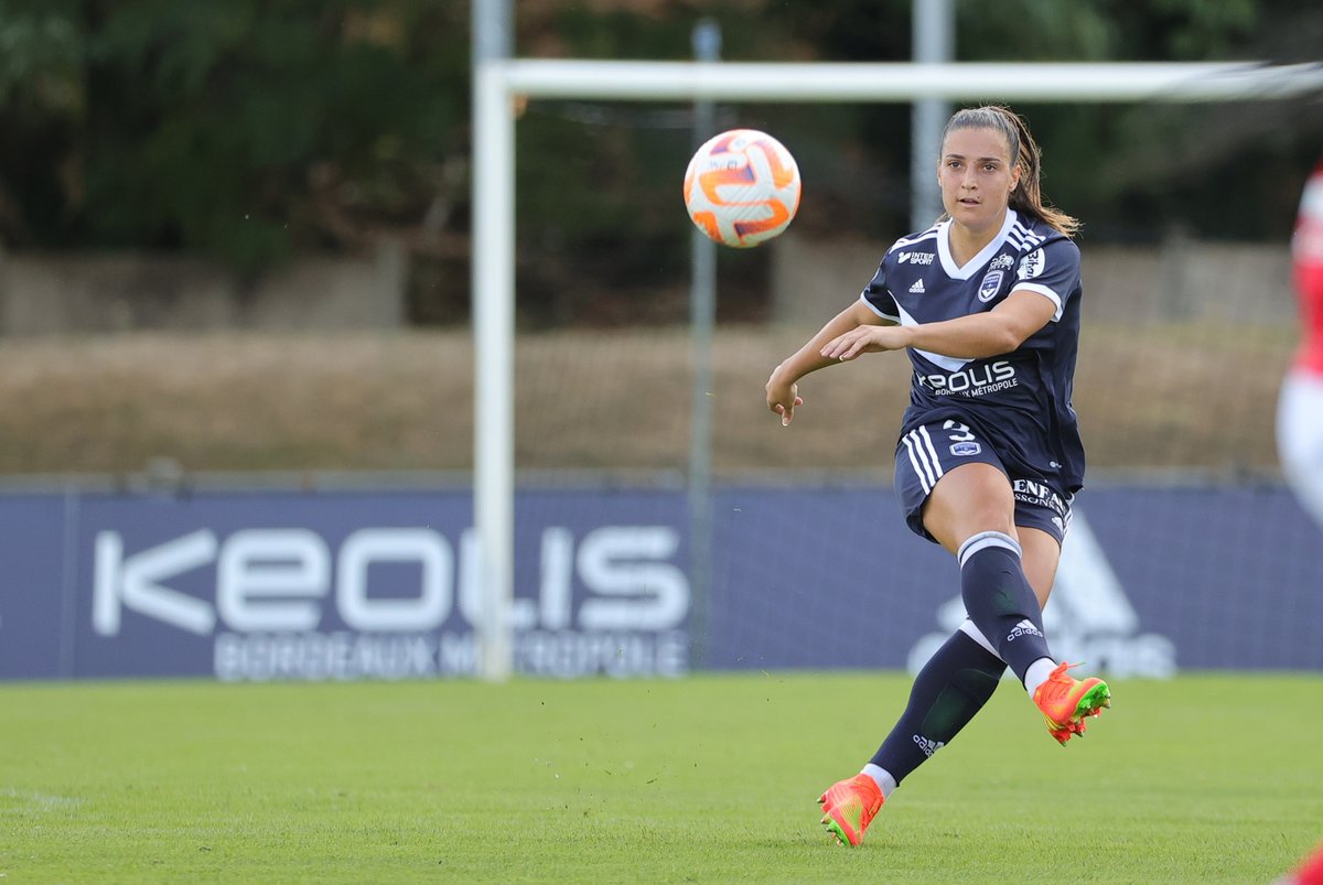 FCGBWomen's tweet photo. Joyeux anniversaire @JulieThibaud ! 💙🤍
Notre joueuse fête ses 25 ans aujourd’hui ! 🎂 https://t.co/ovOnkh8Wkb