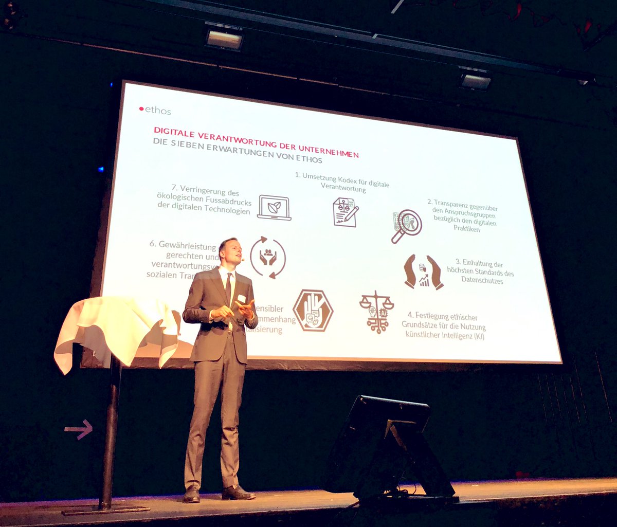 Matthias Narr gibt Einblick in die 7 Erwartungen von <a href="/FondationEthos/">Fondation Ethos</a> an die digitale Verantwortung von Unternehmen. Für Investoren werden diese Themen immer wichtiger, um Risiken zu reduzieren. #shift2023