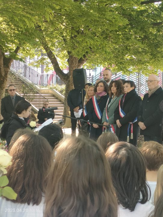 honore18e's tweet photo. Au square Serpolet #Paris18 avec @CarolineYADAN pour commémorer la mémoire des enfants juifs déportés. #AMEJD
Le plus âgé avait 6 ans, le plus jeune 14 jours … https://t.co/G0ezLtlwJW
