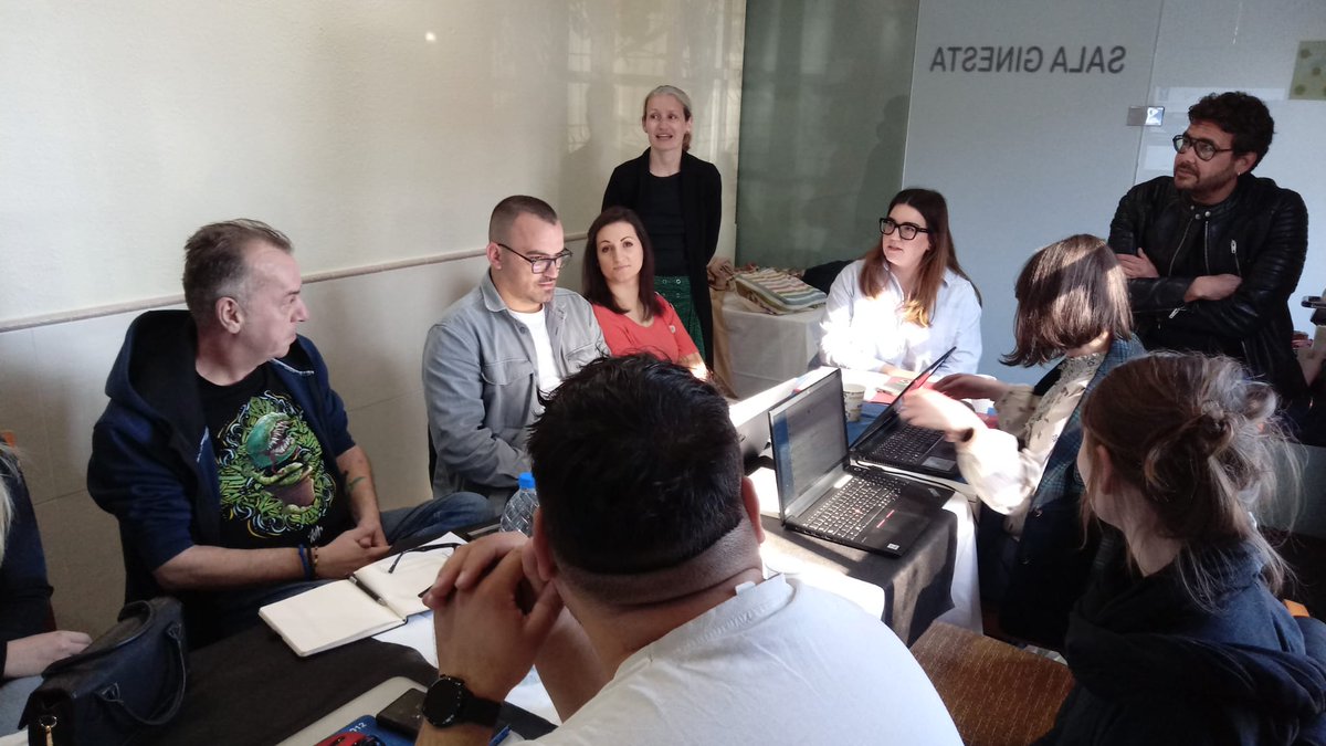 joventutcat's tweet photo. 📸 La DG ACJ @LaiaGiros dona la benvinguda a representants de xarxes d'informació juvenil de diferents països dels Balcans orientals, en el marc del projecte YInfoPioneers, que vol teixir xarxa i propiciar l'intercanvi d'experiències

@elmoligran @ERYICAYI  #InformacióJuvenil https://t.co/1Qq43kVnwm