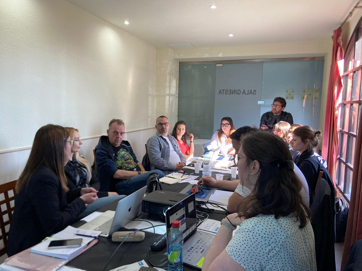 joventutcat's tweet photo. 📸 La DG ACJ @LaiaGiros dona la benvinguda a representants de xarxes d'informació juvenil de diferents països dels Balcans orientals, en el marc del projecte YInfoPioneers, que vol teixir xarxa i propiciar l'intercanvi d'experiències

@elmoligran @ERYICAYI  #InformacióJuvenil https://t.co/1Qq43kVnwm