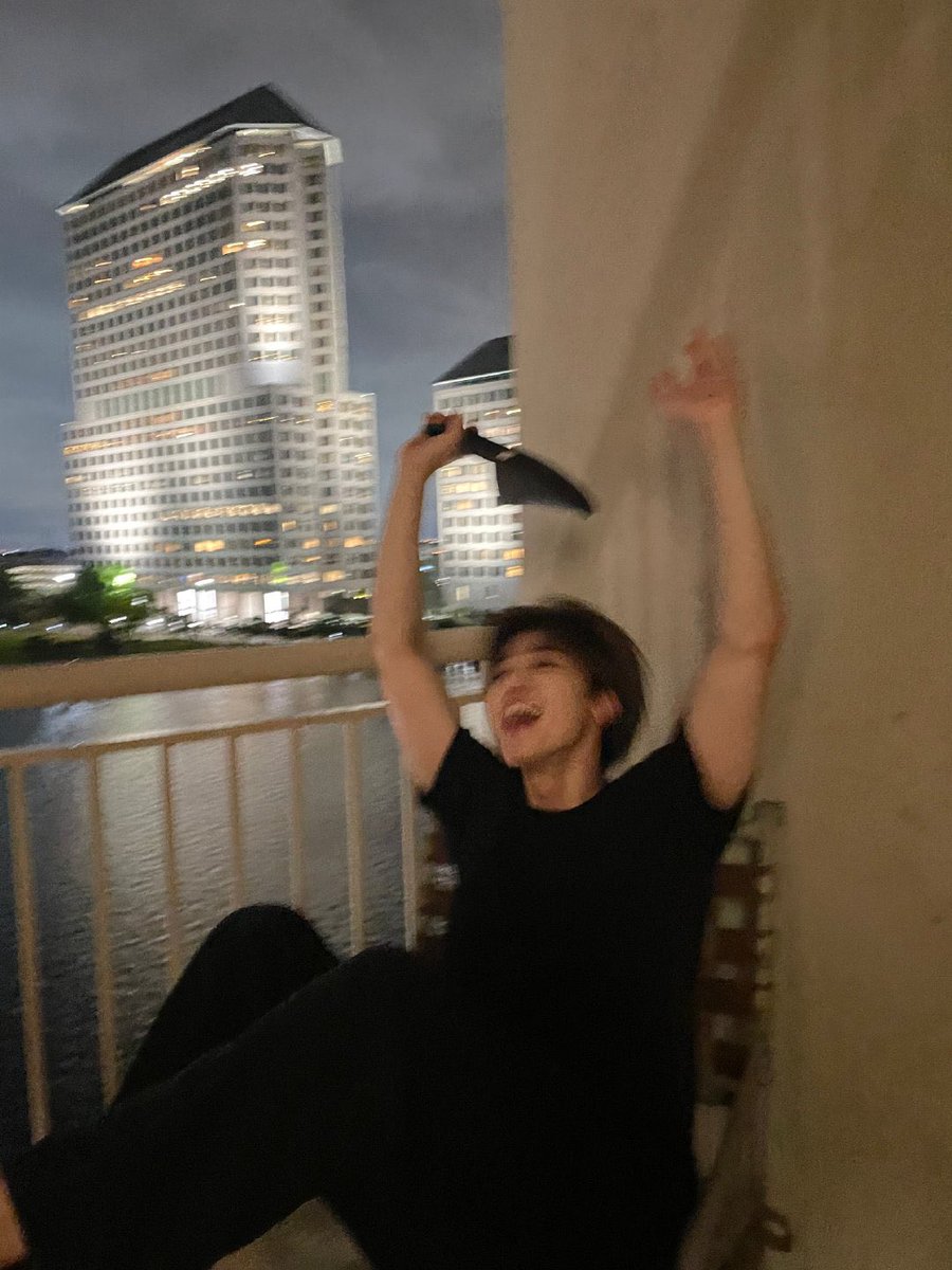 leoenana813's tweet photo. ชอบค่ะผู้ชายกวนๆแต่ทำให้เรารักได้ทุกวันอะไรแบบนี้สเปคเลย จดลงสมุดให้แม่ดู https://t.co/zgOyrDoUru