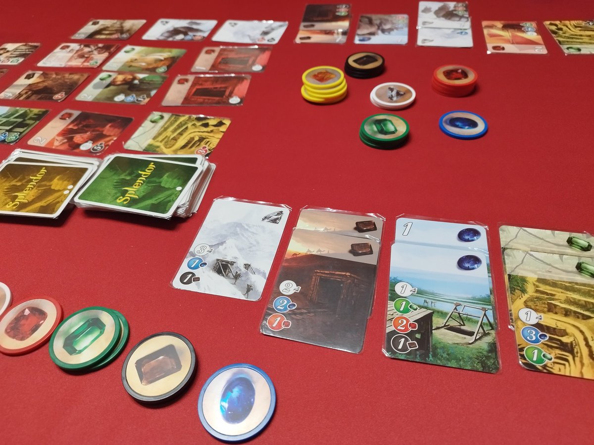 #Splendor 💍aquí andamos 🧑‍⚖️ comerciando ⚖️ con numerosas piedras preciosas 💎💎, y de vez en cuando una visita de los nobles 👑, juego rápido, fácil pero con estrategia 😊✌️ @Asmodee_Spain