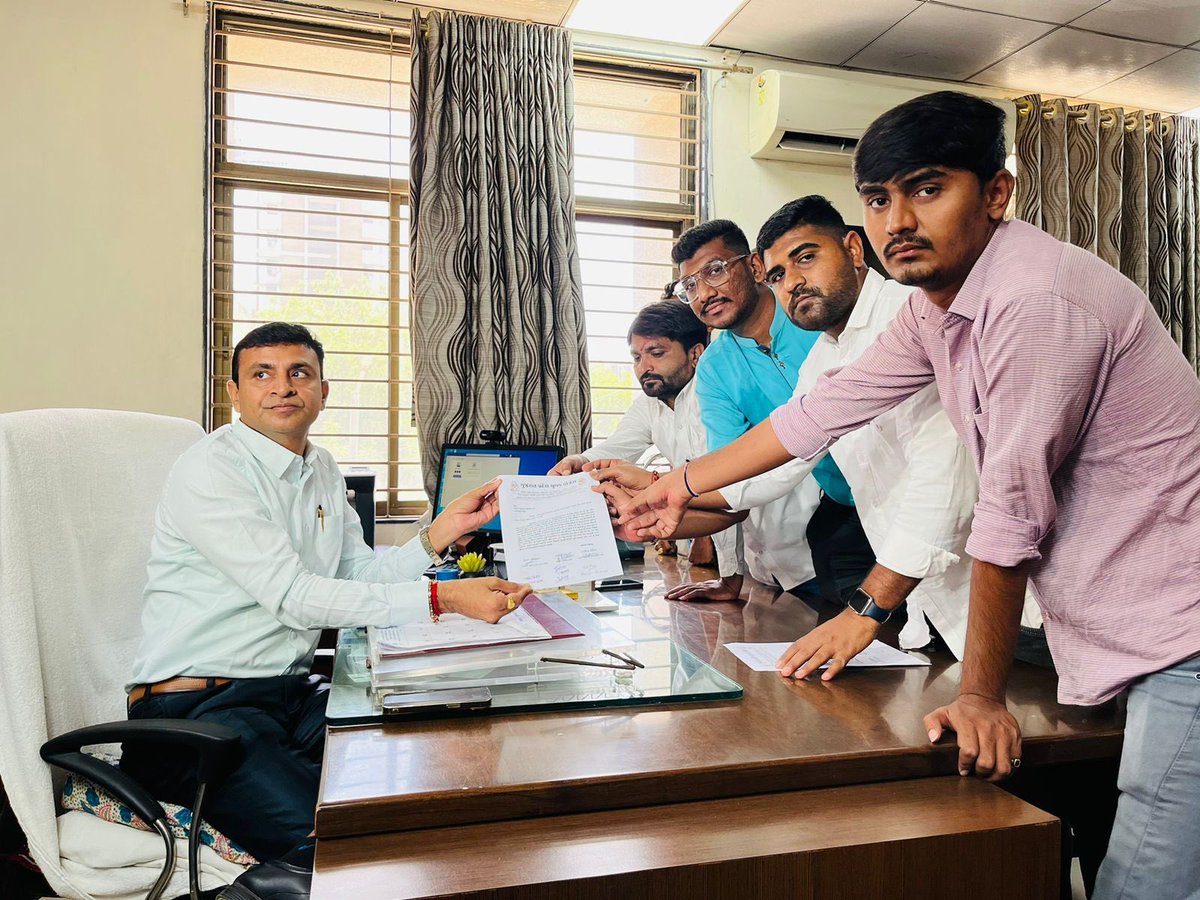 GaurangIYC's tweet photo. આજ રોજ જિલ્લા શિક્ષણ અધિકારી ની કચેરી ખાતે યુથ કોંગ્રેસ અને NSUI દ્વારા RTE ની તારીખ લંબાવવા તેમજ હેલ્પ ડેસ્ક ઝોન પ્રમાણે ઊભા કરવા માટે ઉગ્ર આંદોલન કરવામાં આવ્યું.

#RTE
#SaveEducationSaveNation
#RTEAdmission
#RTE2023
@kuberdindor @arjunmodhwadia @IG_Gohil_ @drmanishdoshi @ShailesMParmar @HimmatsinghMla @jagdishthakormp @srinivasiyc @bhaviksolankee @MChaudharyiyc @HarpalSinhINC @IYCGujarat @INCGujarat @nilusolankinsui @BhavikRohit4