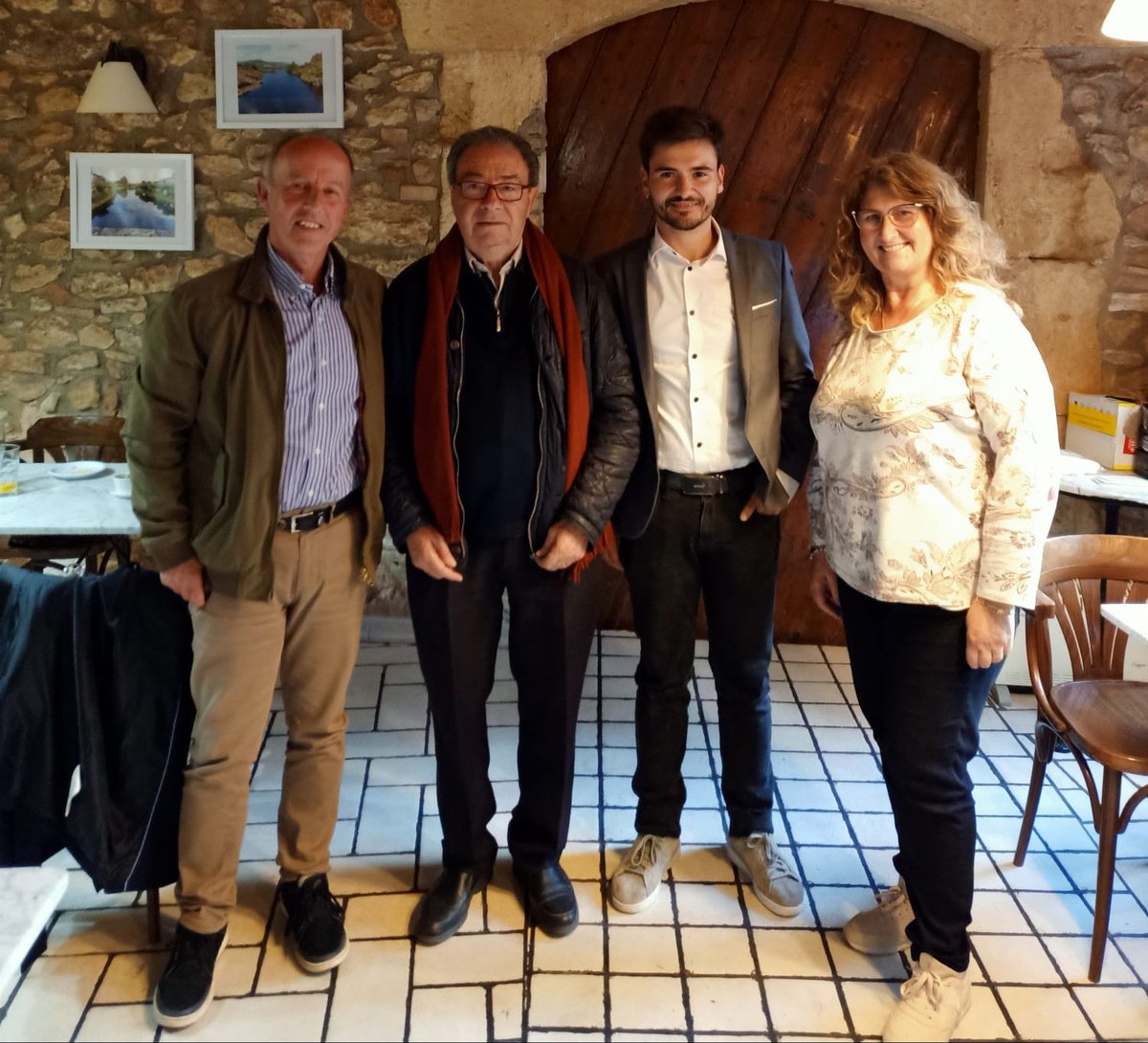 TDBactualitat's tweet photo. 🔴 POLÍTICA l @Valents_Torre es reuneix amb l’exalcalde convergent Santiago Segalà i en reivindica el seu llegat #eleccionsTDB https://t.co/r1fGnZYWIy https://t.co/iQTTJ5eFQm