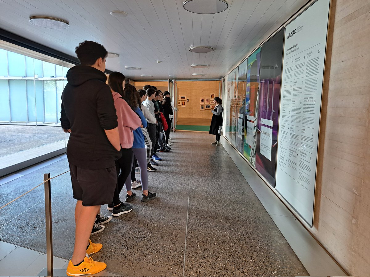 MusicaTransi's tweet photo. Alumnos de 2°X del @IES_LegioVII viviendo las obras de artistas conceptuales,la experiencia del autorretrato materializado en las instalaciones del @musacmuseo 
#convivirvivircon https://t.co/DO1koBgwYj