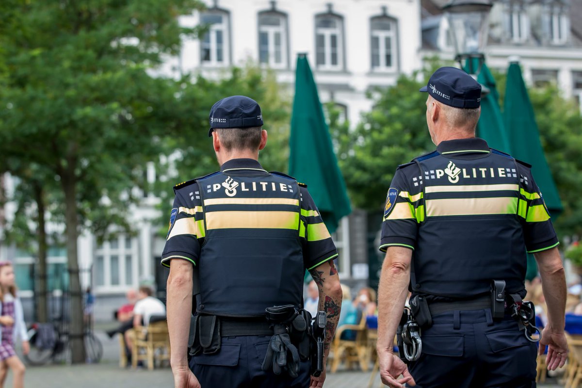 Politiebond's tweet photo. Help, mijn verlof wordt geweigerd! 
Verlofaanvragen die (op voorhand) worden afgewezen door de werkgever vanwege een zwaarwegend dienstbelang. De ACP krijgt hier weer geregeld vragen en reacties over van leden. Waar heb jij recht op en wat kun je doen? 👇🏼 
https://t.co/6OmUvwaRxl https://t.co/ebBPPYmrcD
