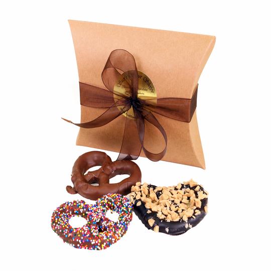 SuziSweetShoppe's tweet photo. Administrative Professionals' Day is April 27th. Show your appreciation for your employees' hard work and dedication with something sweet from Suzi's.  
Check out our selection on our website. https://t.co/7Rne1IxCjp https://t.co/qNhZz0VGCM