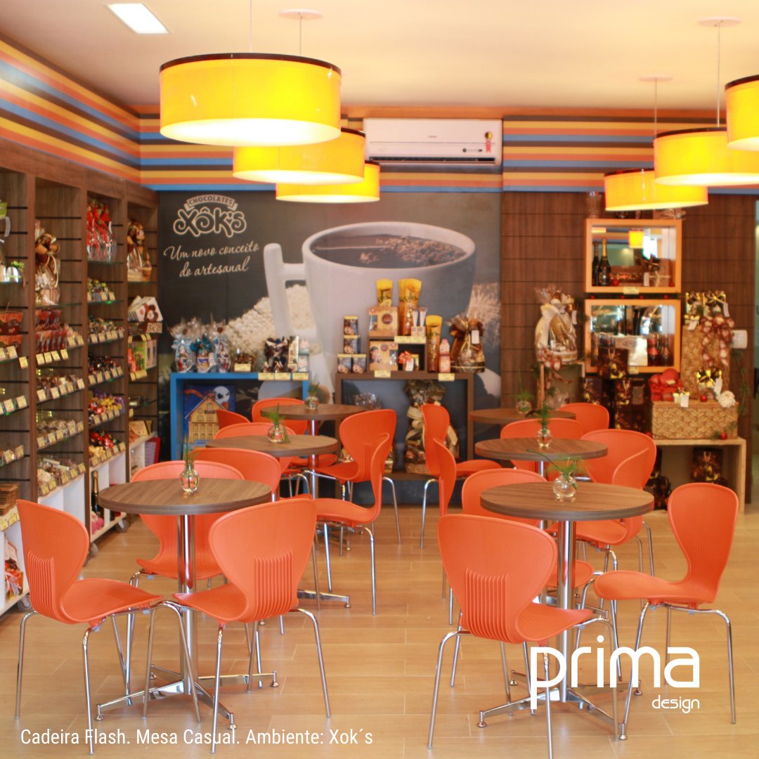 Prima_Design's tweet image. A base de metal da cadeira Flash pode parecer fina, mas o que dá resistência à cadeira é a maior espessura do tubo, o tipo de aço e o sistema de dobra. Essa combinação de características enrijece a estrutura da cadeira. A bitola fina confere a harmonia estética ao produto.