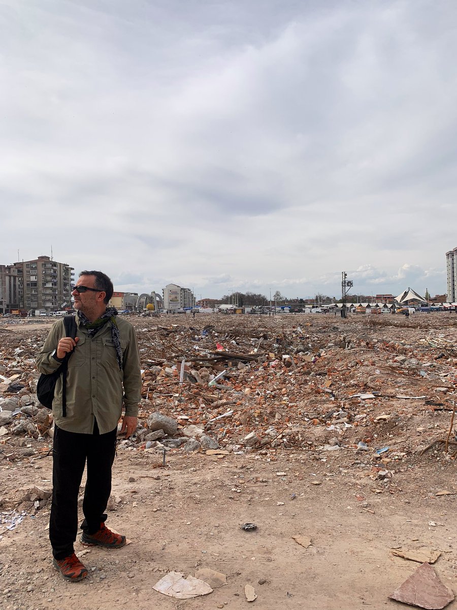 Hepimiz Malatya’nın derdini tam anlamamışız.

Binalar yıkıldığında #Malatya’daki gerçek daha iyi fark edildi.
Şehrin ortasında ürkütücü bir boşluk oluştu.

140 bin konut, bağımsız bölüm ve iş yeri yıkılacak Malatya’da. Her konutta 4 kişi olsa 400-450 Bin insanın evsiz kaldığı