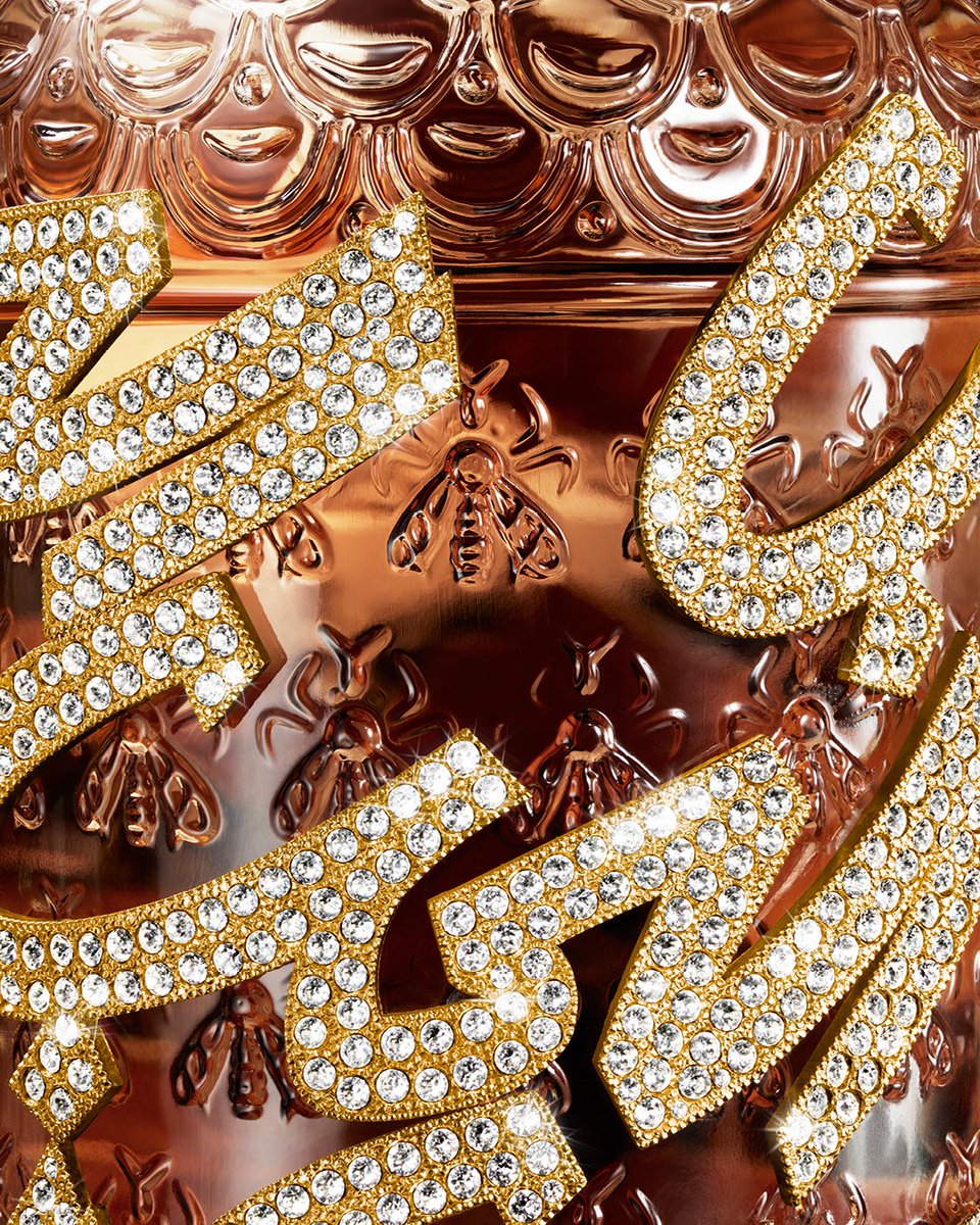 Guerlain's tweet photo. Repeated nine times, the word 'love', calligraphed in Arabic, embraces the Bee Bottle like a precious bracelet in Nadine Kanso's Exceptional Piece. A declaration of love to a Guerlain icon, celebrating the Art of Haute Parfumerie and the Middle East's rich calligraphic tradition.

#Guerlain