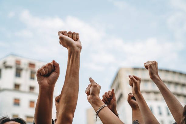 medias_citoyens's tweet photo. LYNCHAGE ET RÉJOUISSANCE - Il y a des sourires sur les lèvres, un sentiment de béatitude à ce que "le peuple" se soulève contre l'autorité, crache au visage des élus, menace de violences et de révolution(s). Une douce satisfaction du travail bien fait au sein de rédactions qui depuis des mois soufflent sur les braises, instrumentalisent la colère, attisent les brasiers sociaux. 

Ce doit être satisfaisant, en tant que journaliste ou éditorialiste, de se dire que l'on a apporté sa petite pierre à l'édifice populiste ; d'avoir conforté les sondages face à une réforme douloureuse mais incontournable. Bref, quelle réjouissance de participer à la délégitimisation des institutions, au soulèvement factieux et au possible chaos qui en résulterait !