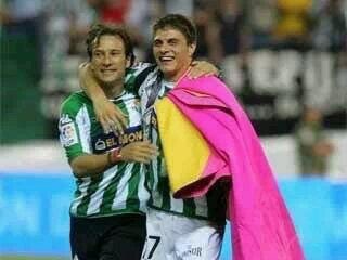 Se retira el jugador más carismático,más querido y que ha marcado una época en la historia del <a href="/RealBetis/">Real Betis Balompié 🌴💚</a> .Pocos jugadores he visto como <a href="/joaquinarte/">Joaquín Sánchez</a> subir por la banda y con esa calidad.Grandísimo futbolista y mejor persona.Te deseo lo mejor en esta nueva etapa de tu vida .