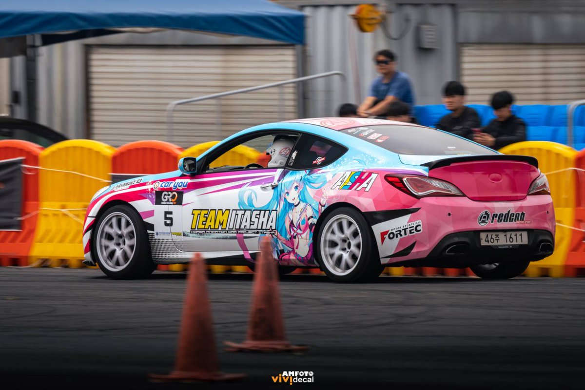 TeamItasha's tweet photo. [맥스파워 짐카나 3라운드]

​4월16일 맥스파워 짐카나
신수철 선수의 젠쿱​
아이샤 랩핑후 첫 출전!!!

계속 있을 대한민국 짐카나 경기에서
빛을 발휘할 우리 신수철 선수!
많은 응원바랍니다~!!! ^_^
​
#팀이타샤 #이타샤
#Redcon #포르텍
#비비데칼
#맥스파워짐카나
#아주자동차대학 https://t.co/6QLYK3QH3K