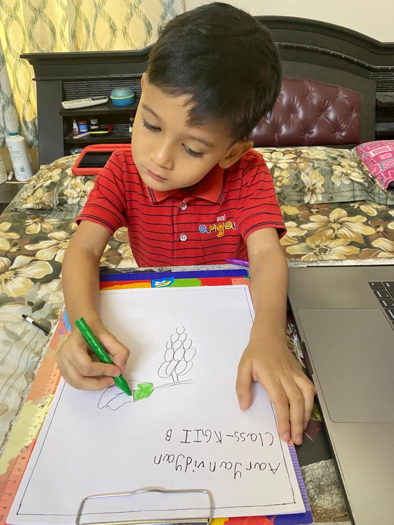 SAI_Edu_In's tweet photo. The creative students  of KG-II participated in a fun activity called 'Memory Drawing' today.  They were asked to go down to their memory lane to think about the  moments they still cherish, and draw them on their drawing sheets. 
#21stcenturyskills #MemoryDrawing #Visualskills https://t.co/9bjiS9IWtw