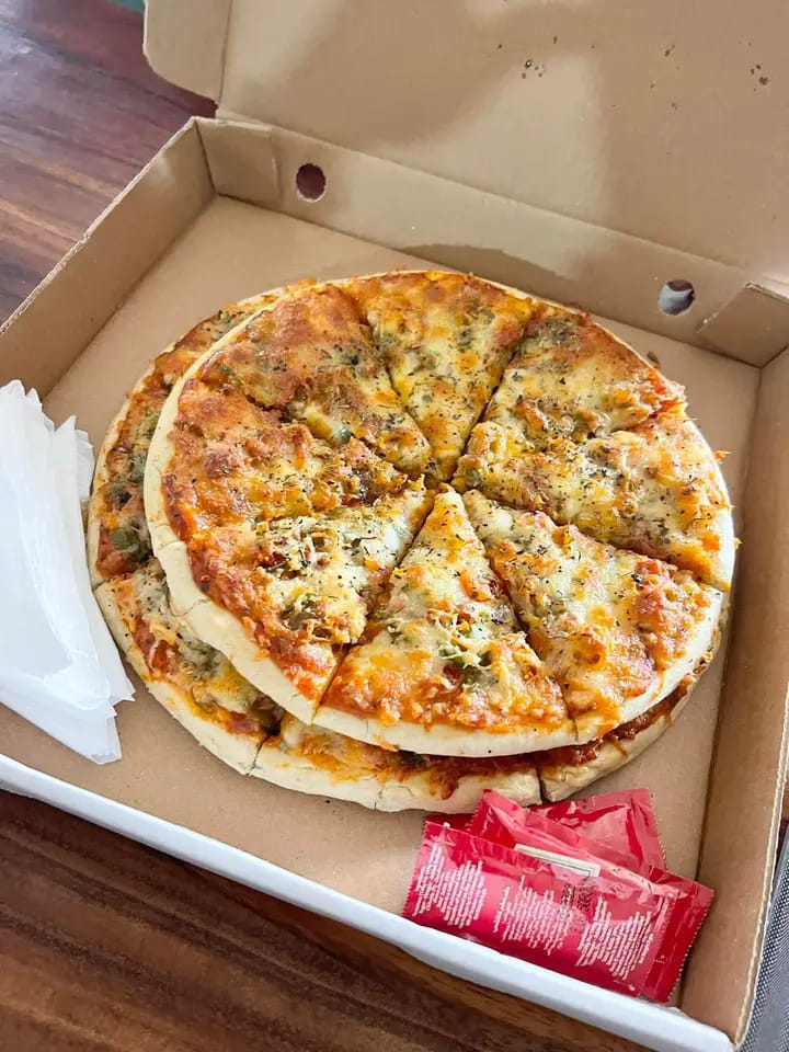 SunguraHouse's tweet image. Today is the that the lord has made . Let us be glad and eat Pizza in it. #Pizzathursday #buyonegetonefree

Call us on 0756158334
