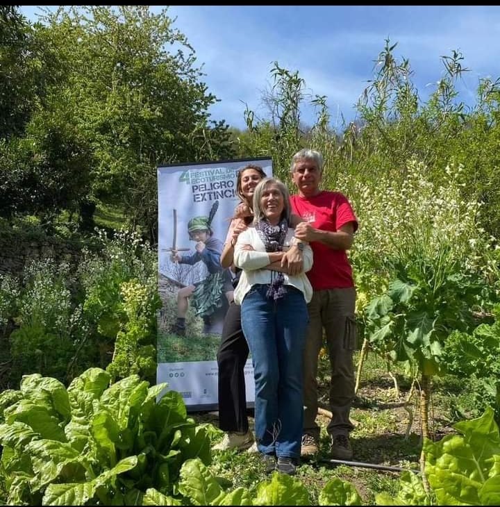 FuentesNarcea's tweet photo. Qué tendrán las huertas asturianas? El presidente de @ecoturspain Severino, junto con Lena y Ana, presidentas de las @SoyEcoturista de Asturias y España. Un asturiano de Villaviciosa y dos mujeres de Cangas del Narcea pilotando en #ecoturismo nacional
#FuentesdelNarcea https://t.co/0f5CKXGQu1