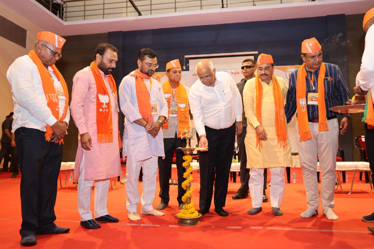 Bhupendrapbjp's tweet photo. ‘કાર્યકર્તા સંપર્ક અને સંવાદ’ કાર્યક્રમ અંતર્ગત ભરૂચ જિલ્લા ભારતીય જનતા પાર્ટીના કર્મઠ કાર્યકર્તાઓ સાથેની બેઠક તેમજ જનપ્રતિનિધિશ્રીઓ અને હોદ્દેદારશ્રીઓ સાથેની બેઠકમાં સહભાગી થઈને સંગઠનાત્મક માર્ગદર્શન આપ્યું. https://t.co/l8H4d4j7bO
