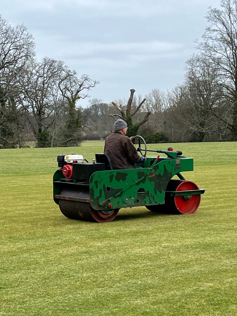 HampshireCB's tweet photo. The recent weeks will have been frustrating and stressful for your grounds team with the bad weather, so get behind them, give them your support and when the sun arrives, help out 🙌

A team effort will really make a difference ♥

🔗 https://t.co/1A3TwoQrJq https://t.co/pb9J4XuTEg