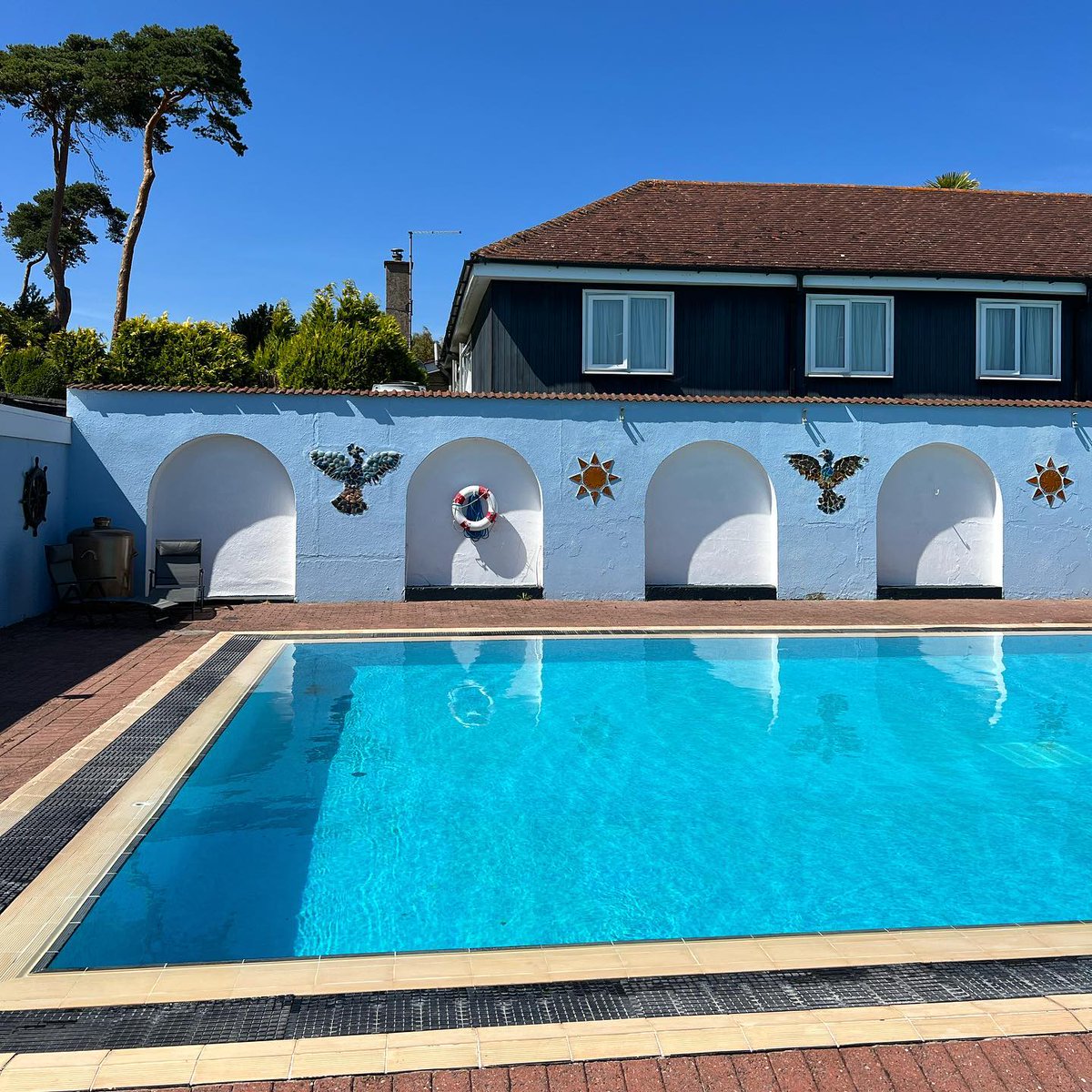 WeAcceptPets's tweet image. Knoll House is a charming, dog-friendly hotel located just a short distance from Studland Beach. From afternoon tea to an outdoor swimming pool guests are very well catered for.
weacceptpets.co.uk/Dorset/7465 
#Studland #Swanage #Dorset #Charming #Hotel #DogsWelcome @knollhousehotel