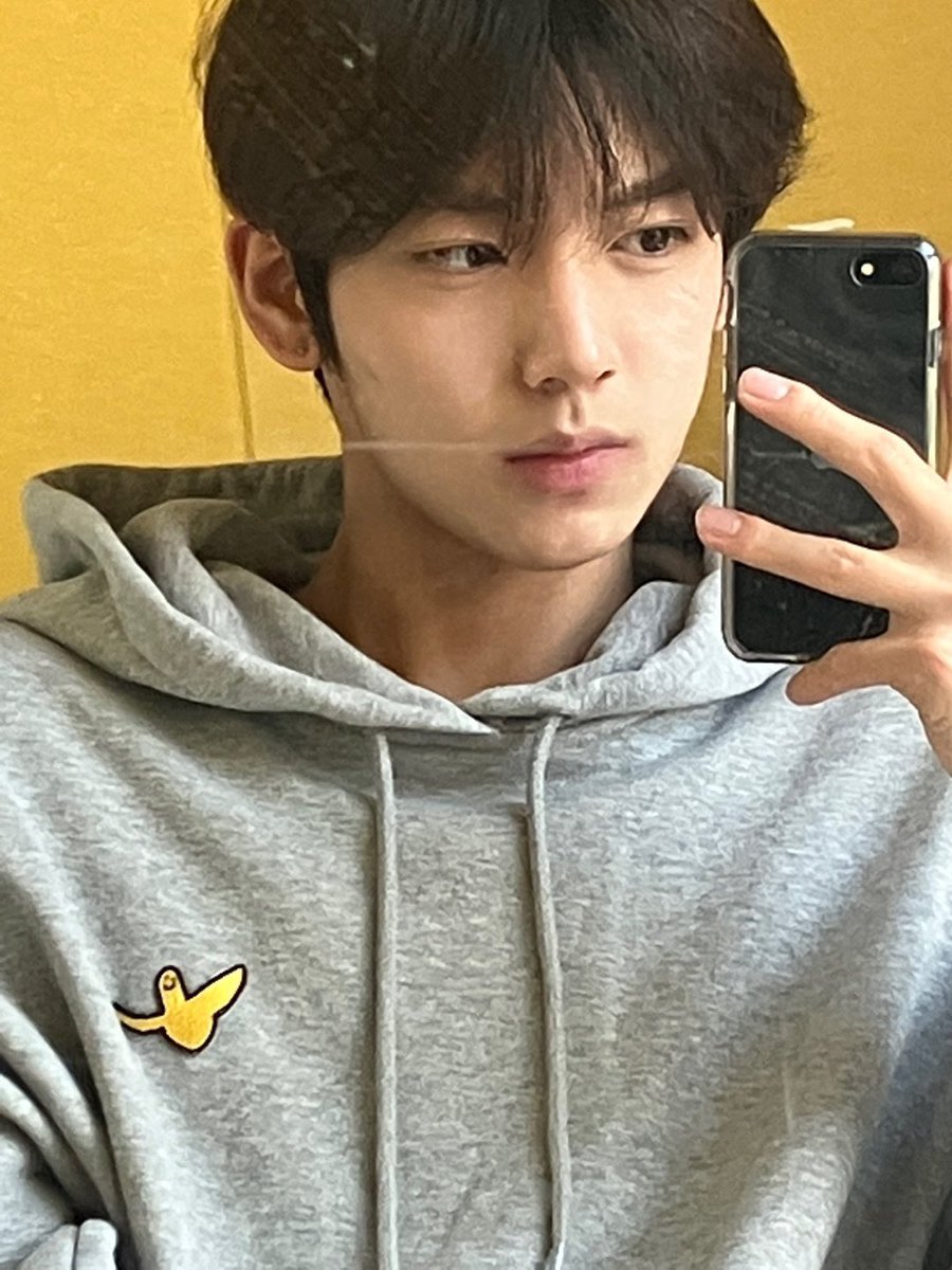 O7O1hs's tweet photo. han yujin’s brother is there too, he wearing yujin’s hoodie(?) so cute 😭💗  #한유진 https://t.co/k8zNSM8aso