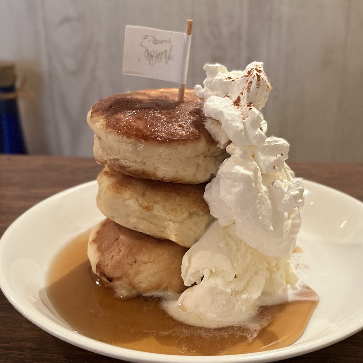asm_pancake's tweet photo. @bozu_108 池袋駅から少し歩いたところにある「lamp」の500円で食べられるホットケーキ！＋200円でバニラアイスと生クリームトッピングできておすすめです！ https://t.co/PpxHWKnpS4