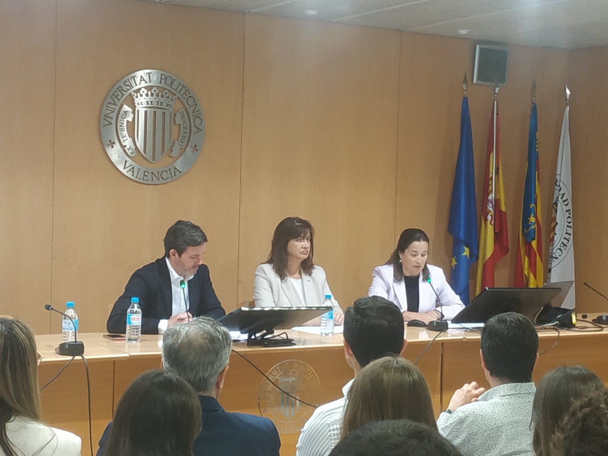 confecomercUPV's tweet photo. Llenazo en la I Jornada Cátedra @ConfecomercCV con @rtorresjoyero  presidente @CEC_Comercio, decana @adeupv @MarMarinSanchez y Dra. @catconfecomUPV presentando al emprendedor @BorjaAvila87 #Saratoga #Domani @VLCshopping en @UPV https://t.co/9kGDUAzUGQ