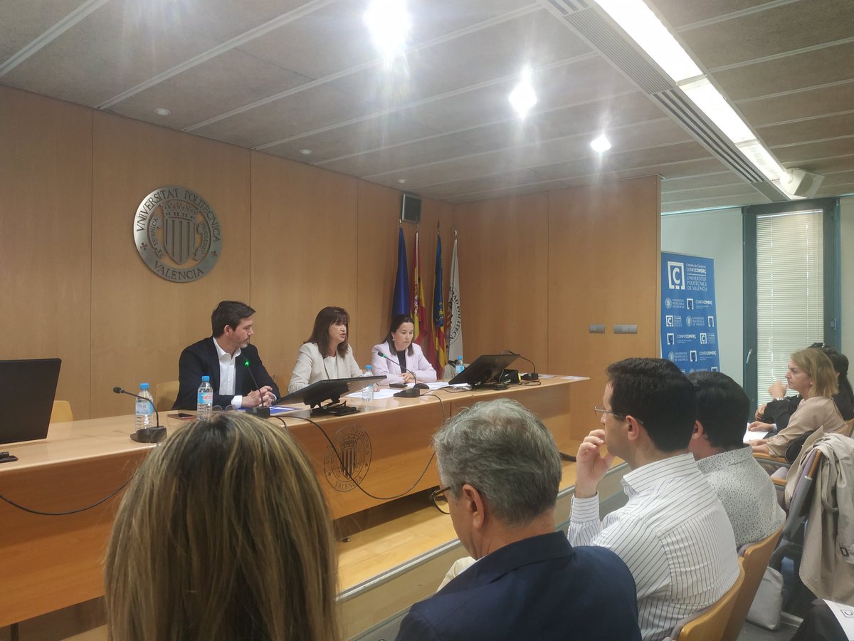 confecomercUPV's tweet photo. Llenazo en la I Jornada Cátedra @ConfecomercCV con @rtorresjoyero  presidente @CEC_Comercio, decana @adeupv @MarMarinSanchez y Dra. @catconfecomUPV presentando al emprendedor @BorjaAvila87 #Saratoga #Domani @VLCshopping en @UPV https://t.co/9kGDUAzUGQ
