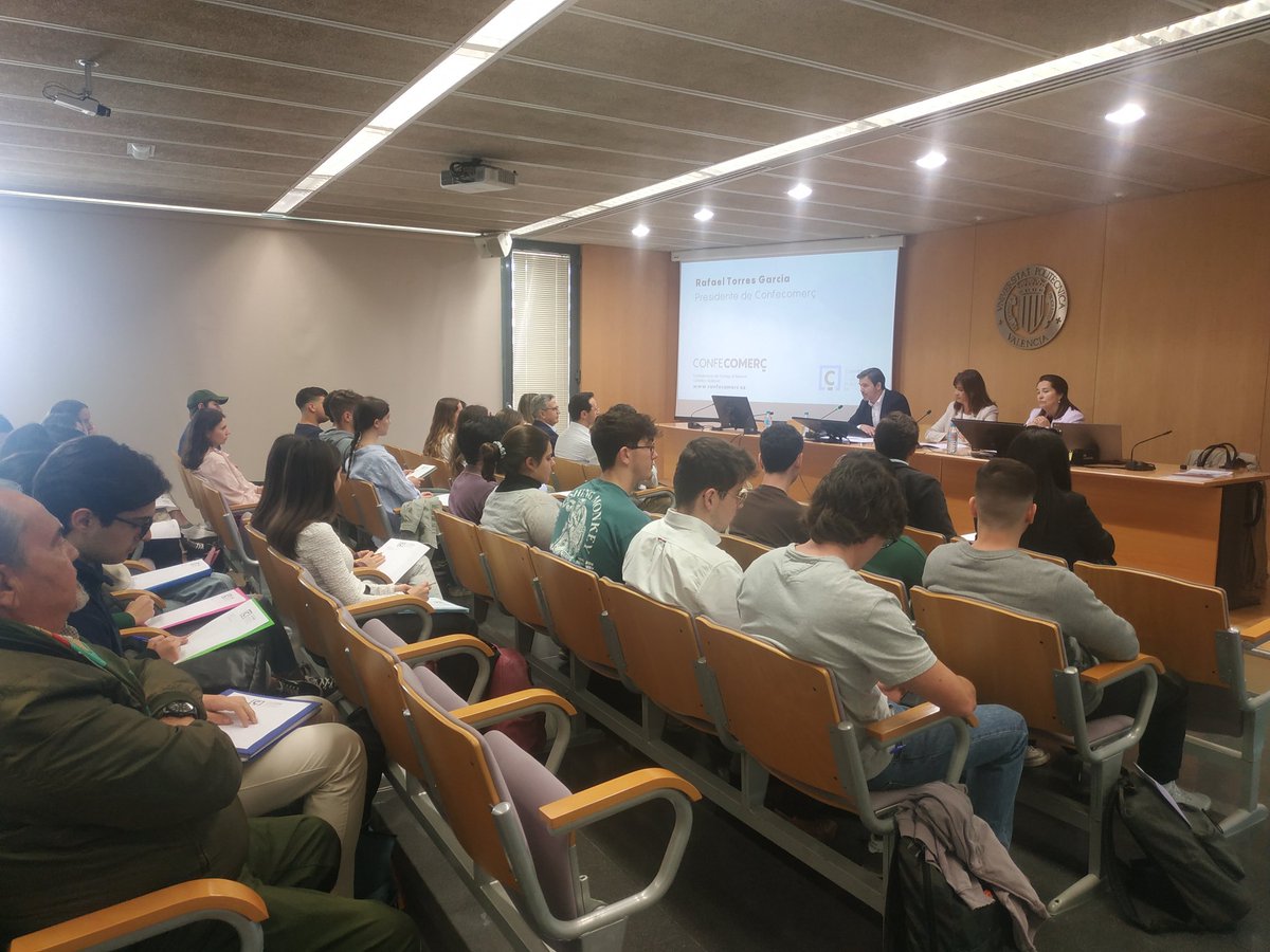 confecomercUPV's tweet photo. Llenazo en la I Jornada Cátedra @ConfecomercCV con @rtorresjoyero  presidente @CEC_Comercio, decana @adeupv @MarMarinSanchez y Dra. @catconfecomUPV presentando al emprendedor @BorjaAvila87 #Saratoga #Domani @VLCshopping en @UPV https://t.co/9kGDUAzUGQ