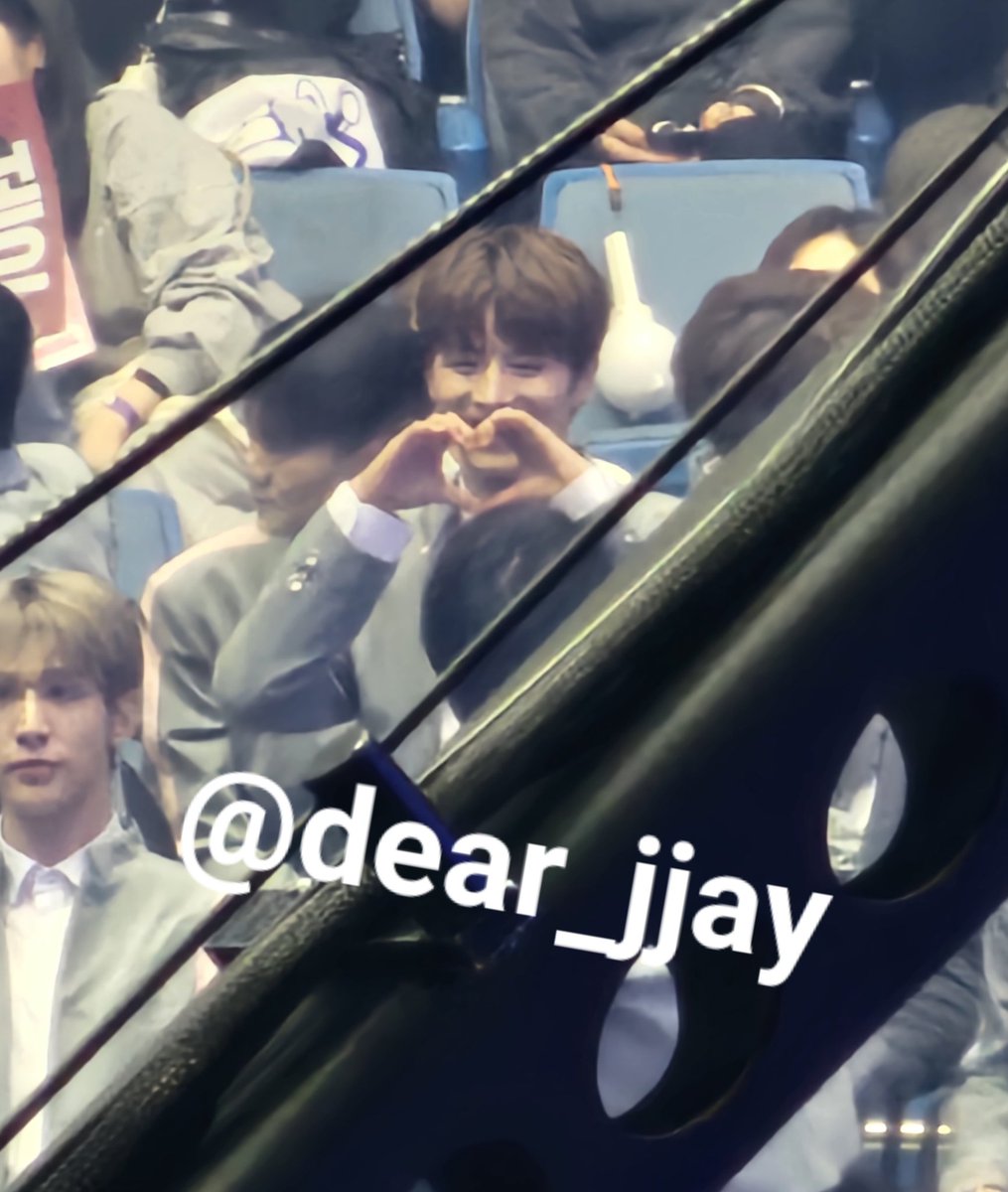 dear_jjay's tweet photo. 하트할때 귀여운 곰돌이🐻❤️
#왕즈하오 https://t.co/3tVtYRxmAP