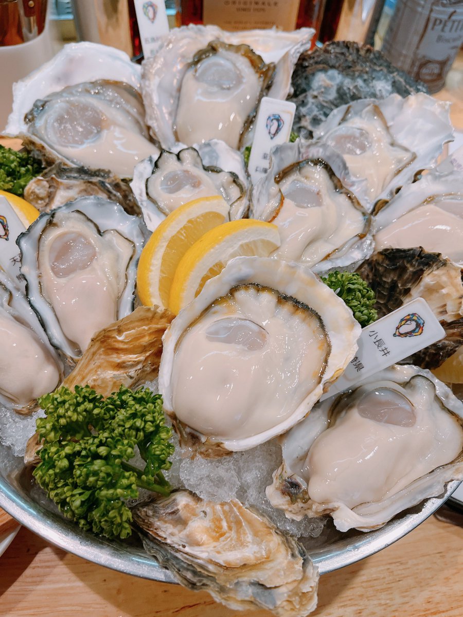 【牡蠣さん激推し店紹介🦪✨】
そろそろ岩牡蠣が旬の季節！！
吉祥寺のOYSTER LOVERS(@_oysterlovers_ )さんなら真牡蠣と岩牡蠣の盛り合わせがお手頃価格で楽しめますよ🦪

ハッピーアワー時間なら生牡蠣2個とお好きなドリンク1杯のセットで1,210円！！
牡蠣好きは行くっきゃない😆