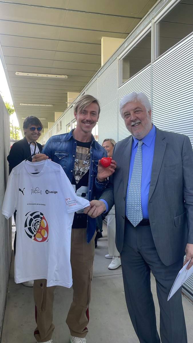 cuidarcorazon's tweet photo. El Dr. Iñiguez, pres. de @cuidarcorazon, agradece a todos los que se han volcado en el III Encuentro de las Estrellas su compromiso con la prevención cardiovascular. 
¡Ya puedes pujar por la👕camiseta de tu jugador firmada!
👇
https://t.co/G4spmMjePa

#LaLigaPlatino2023 https://t.co/UwClj8u4g5