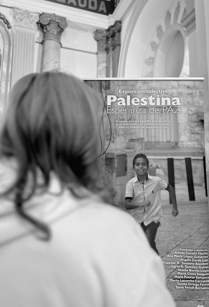 CaritasZaragoza's tweet photo. 👉Los vecinos de #Pastriz han podido participar durante los últimos días de la exposición “Palestina, Esperanza de Paz". Es un testimonio visual de jóvenes voluntari@s de #Cáritas que estuvieron en #Palestina, acogidos por familias cristianas. Os dejamos algunas imágenes 🔽 https://t.co/7WnYqJCsJs