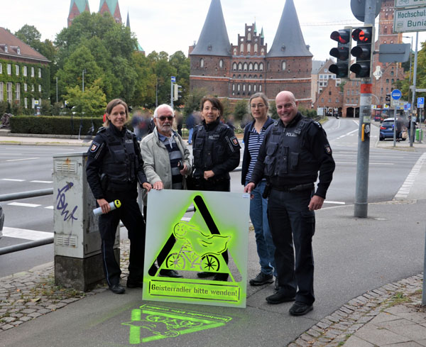 HLlive.de on Twitter "Die Polizei sprayt wieder gegen Geisterradler