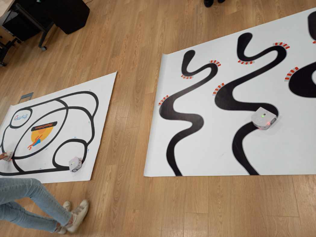 CarolineBourlet's tweet photo. 1er atelier super codeur sur Ogs, les enfants ont adoré coder le petit robot! Super intéressant, allez y !
#Orange,#rse,#supercodeur, #uscgne https://t.co/p5BvxmP6Lr