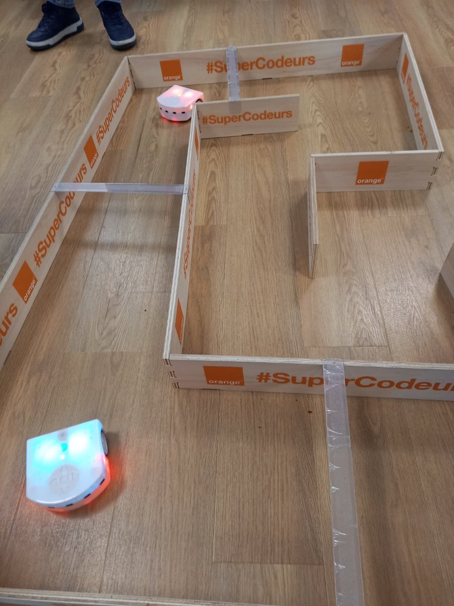 CarolineBourlet's tweet photo. 1er atelier super codeur sur Ogs, les enfants ont adoré coder le petit robot! Super intéressant, allez y !
#Orange,#rse,#supercodeur, #uscgne https://t.co/p5BvxmP6Lr