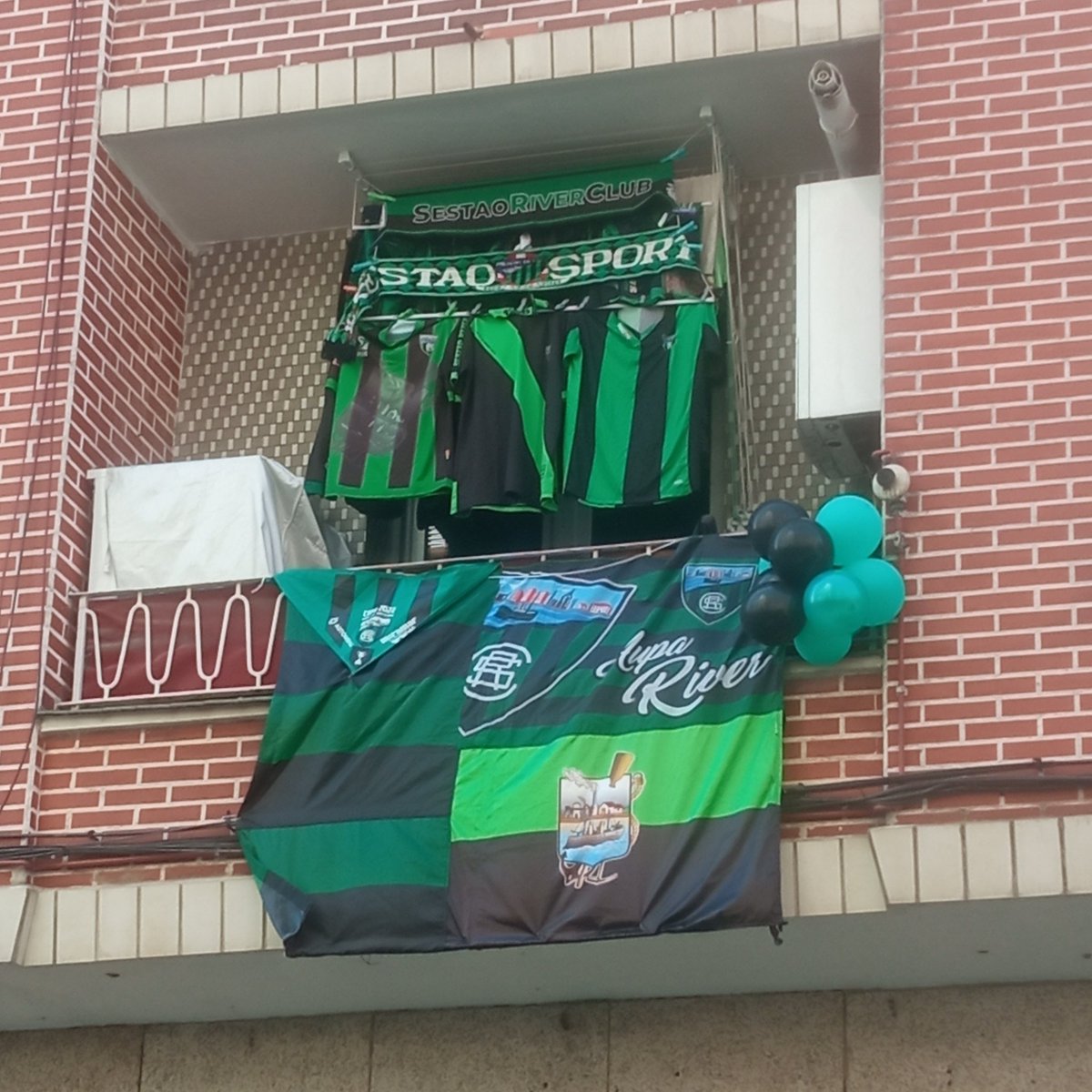 koldo boada (@koldoboada) on Twitter photo #FuerzaVerdinegra
Cambio ventana por balcón.
AUPA RIVER💚🖤💚🖤 #FuerzaVerdinegra
Cambio ventana por balcón.
AUPA RIVER💚🖤💚🖤
