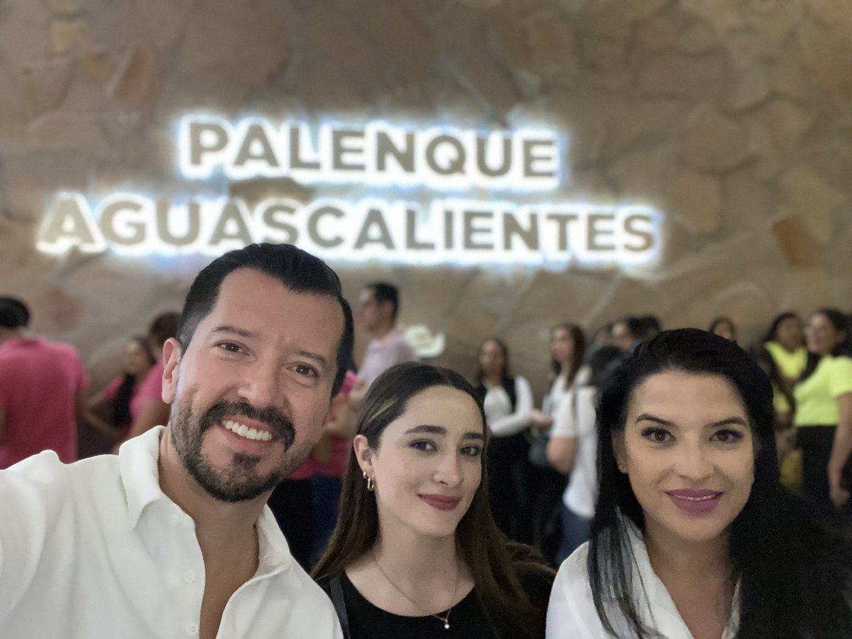naborlm's tweet photo. Listos para ver a @_CarlosRivera https://t.co/HAmAeYh4DJ